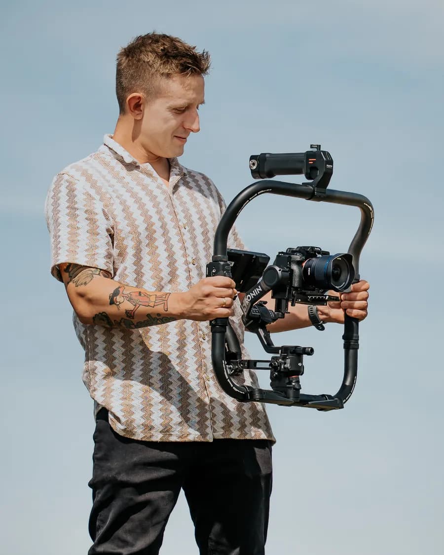 Marcel Stec-Ołubek z gimbalem DJI Ronin — twórca filmowy MotionMaker.pl