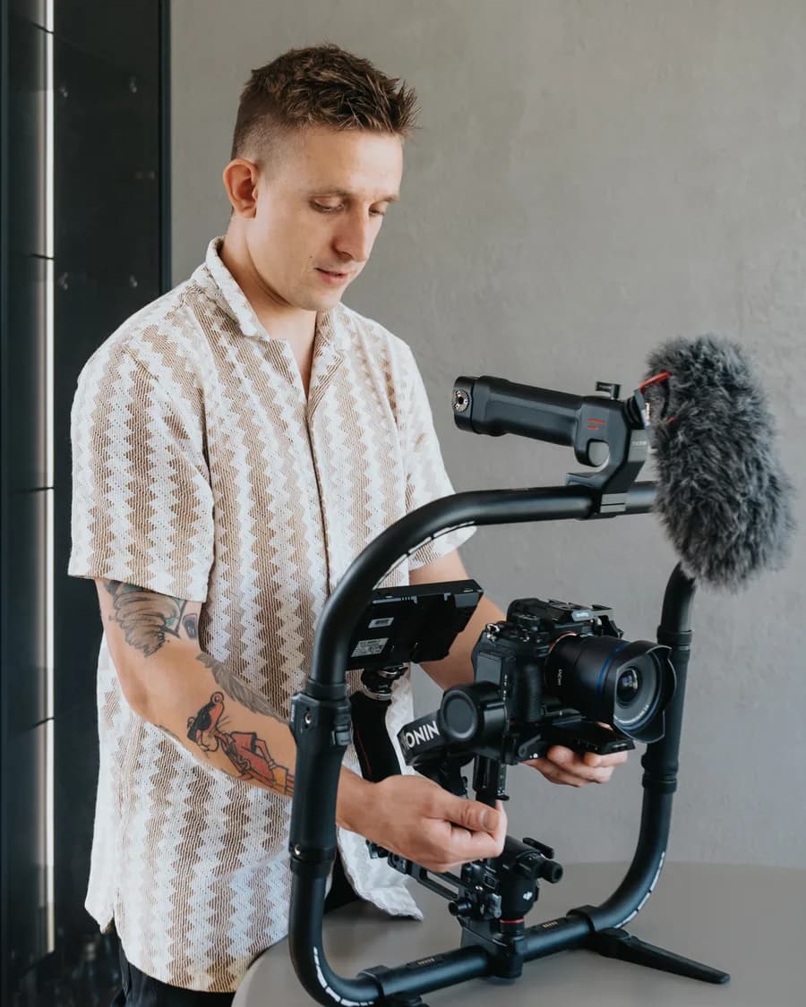 Marcel Stec-Ołubek przy pracy — gimbal DJI Ronin z kamerą
