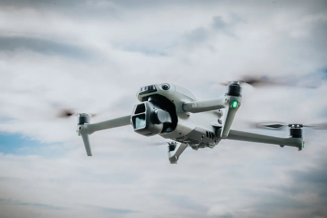 Dron DJI w locie na tle nieba