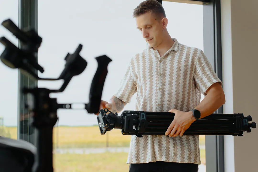 Marcel przygotowuje gimbal i statyw na planie zdjęciowym