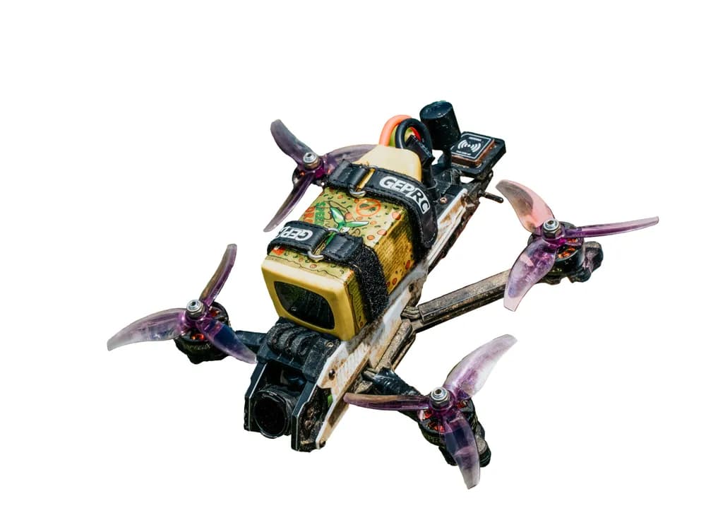Dron FPV cinewhoop w locie